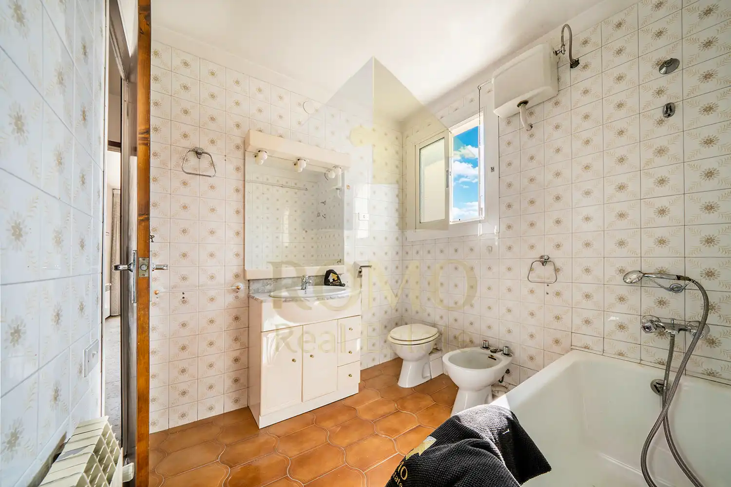 Bathroom of Houses for sale in Santa Perpètua de Mogoda  with Terrace, Storage room and Balcony