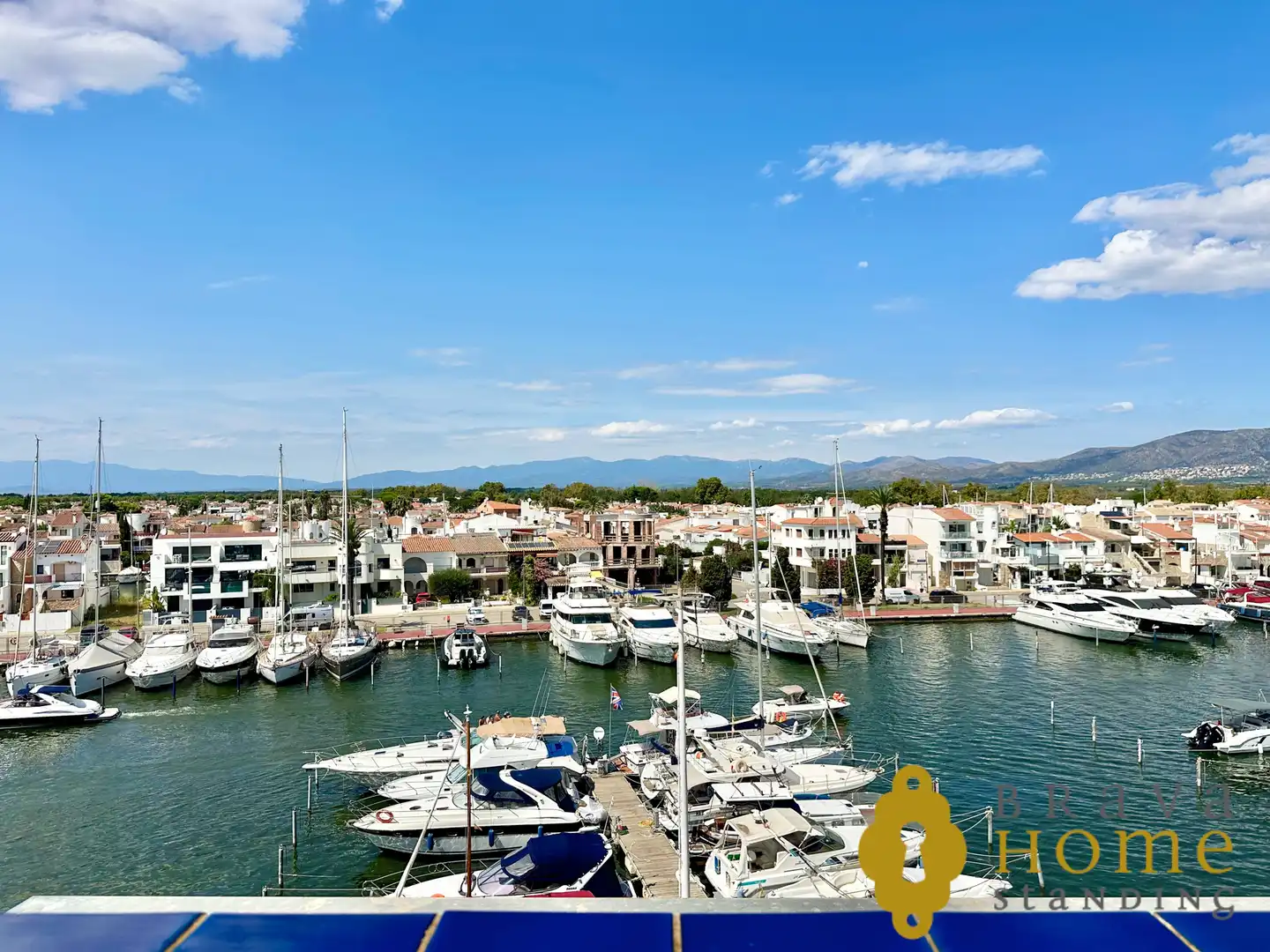 Außenansicht von Dachboden zum Verkauf in Empuriabrava mit Klimaanlage, Terrasse und Möbliert