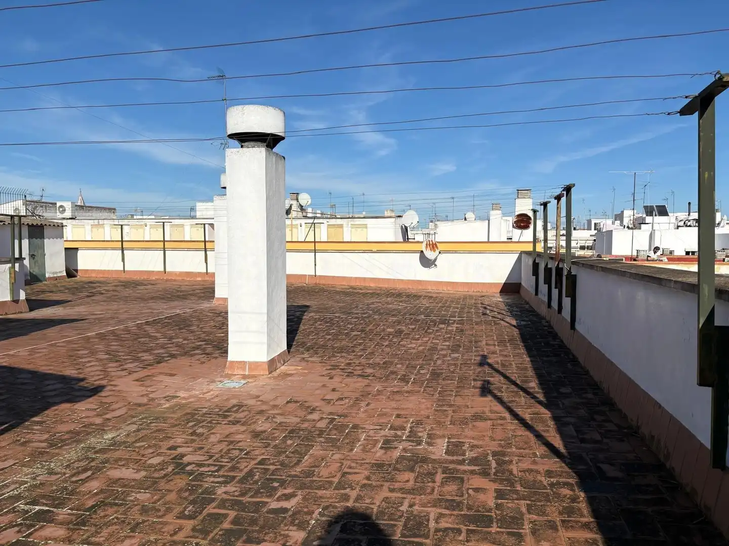 Exterior view of Flat for sale in Sevilla  with Air Conditioner, Terrace and Storage room