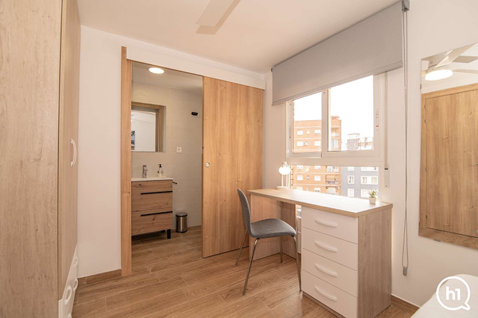 Bedroom of Flat to share in  Valencia Capital  with Air Conditioner, Heating and Terrace
