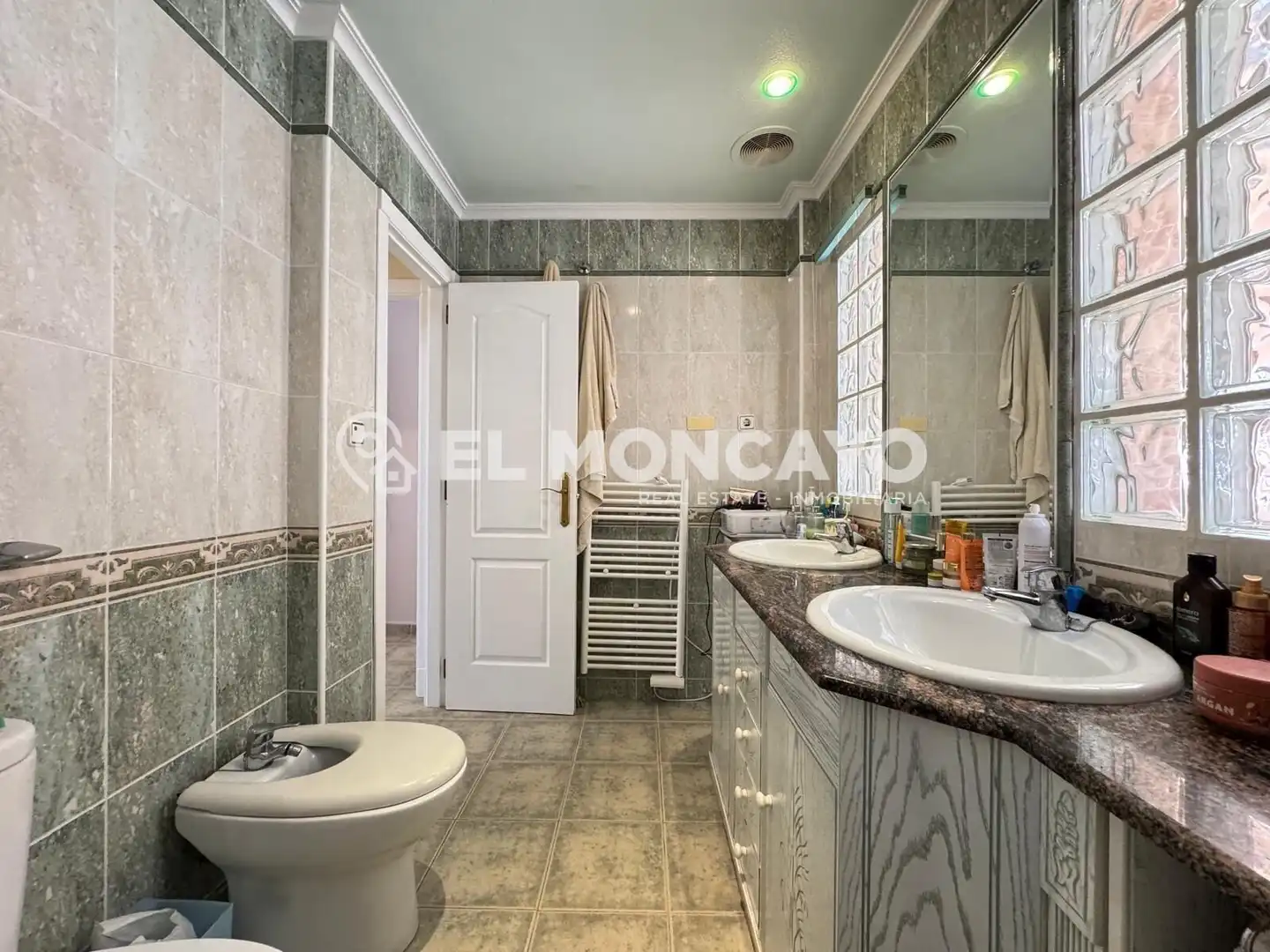 Badezimmer von Einfamilien-Reihenhaus zum Verkauf in Guardamar del Segura mit Klimaanlage, Heizung und Terrasse