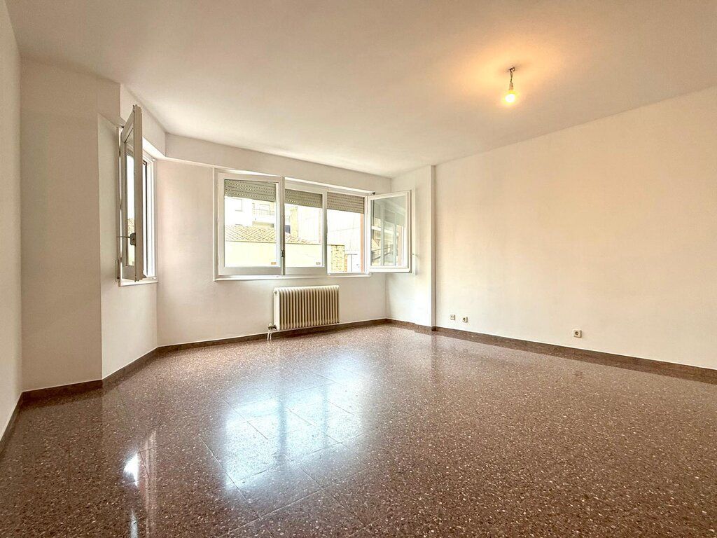 Vista exterior de Piso en venta en Figueres con Calefacción y Terraza