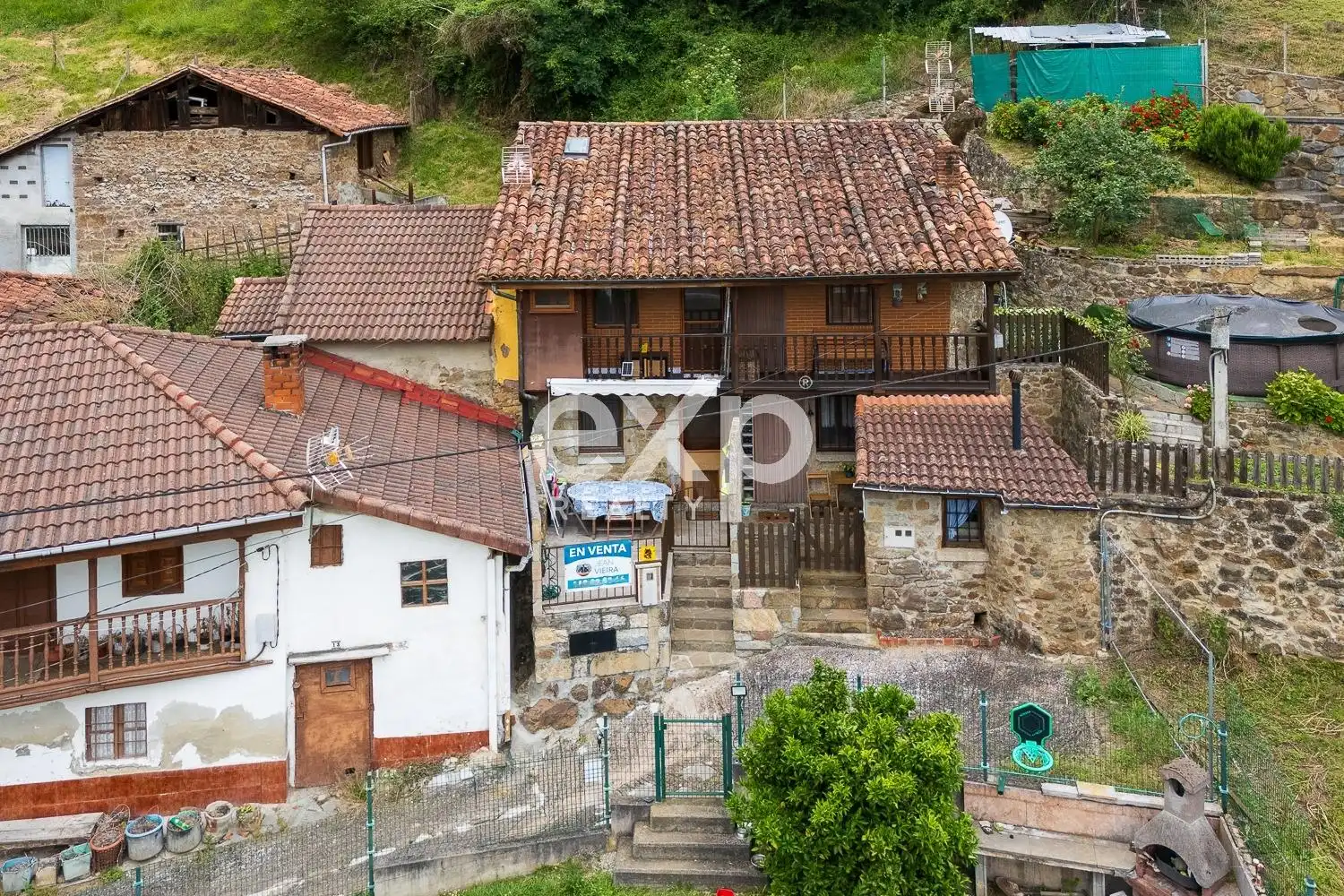 Vista exterior de Casa o xalet en venda en Lena amb Calefacció, Jardí privat i Terrassa