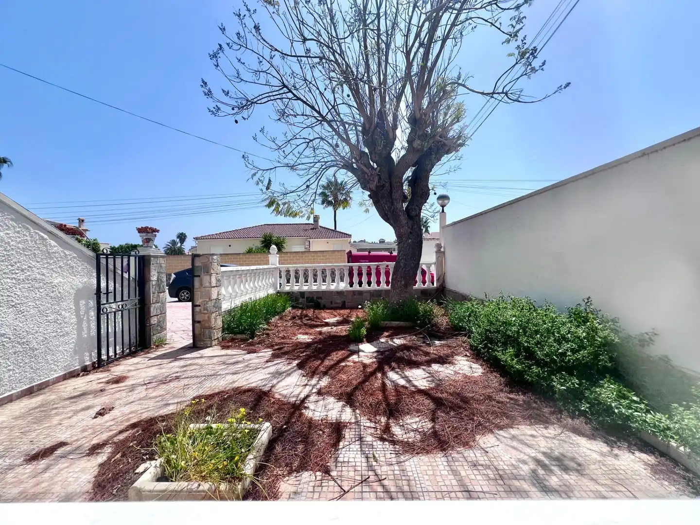 Vista exterior de Casa o xalet en venda en Orihuela amb Aire condicionat, Jardí privat i Moblat