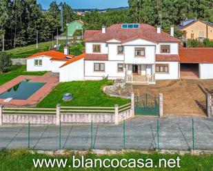 Vista exterior de Casa o xalet en venda en Carballo amb Calefacció, Jardí privat i Piscina