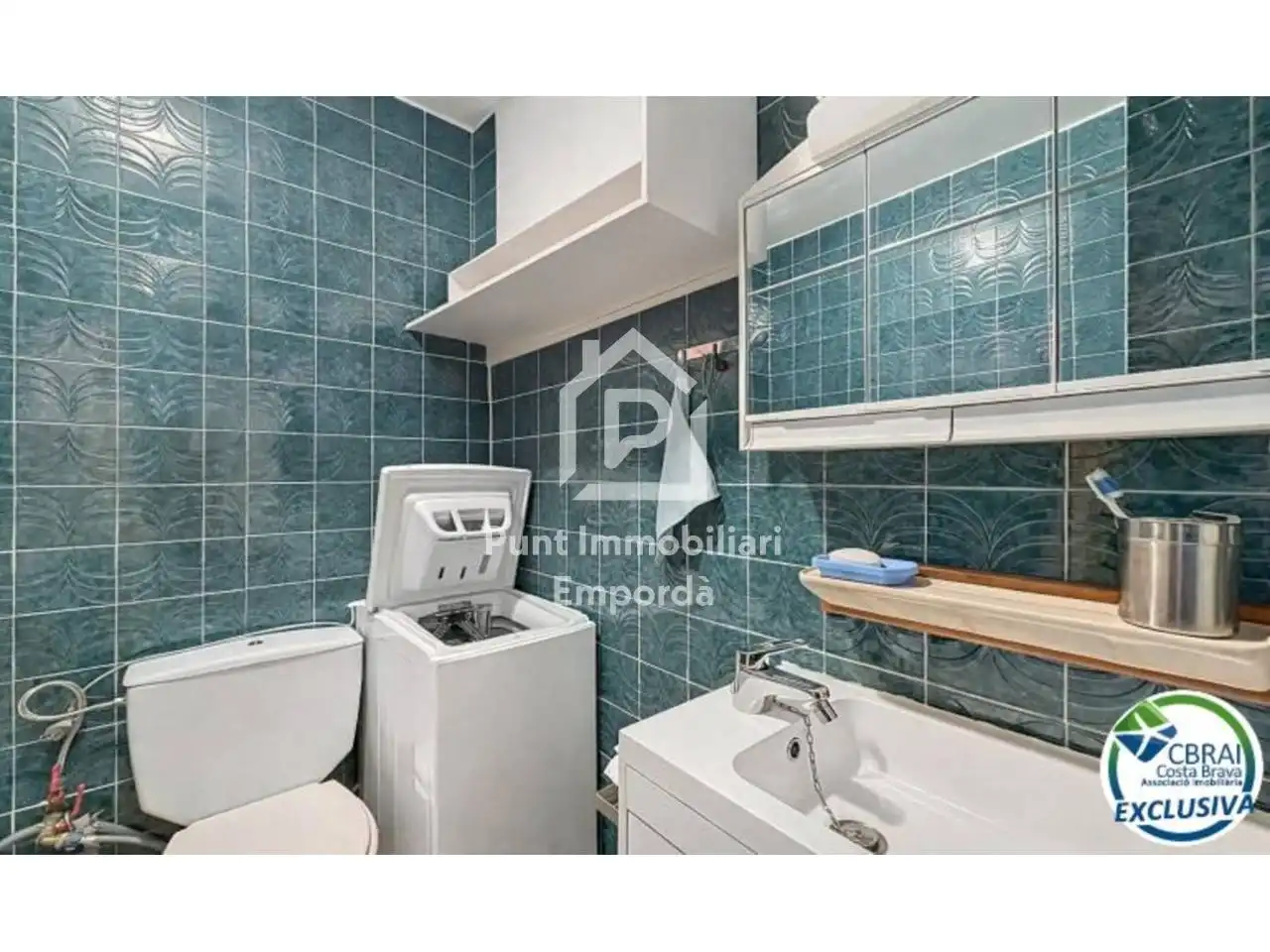 Badezimmer von Einfamilien-Reihenhaus zum Verkauf in Empuriabrava mit Klimaanlage, Heizung und Terrasse