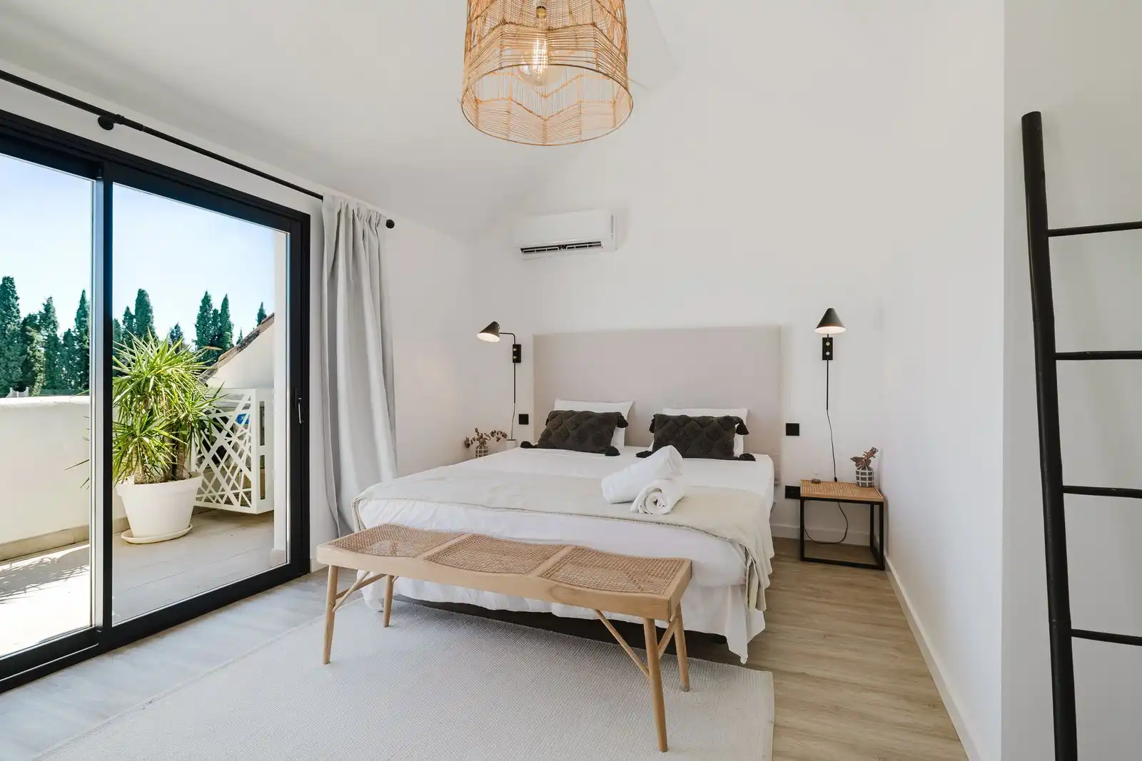 Bedroom of Houses for sale in Marbella  with Air Conditioner, Terrace and Community pool