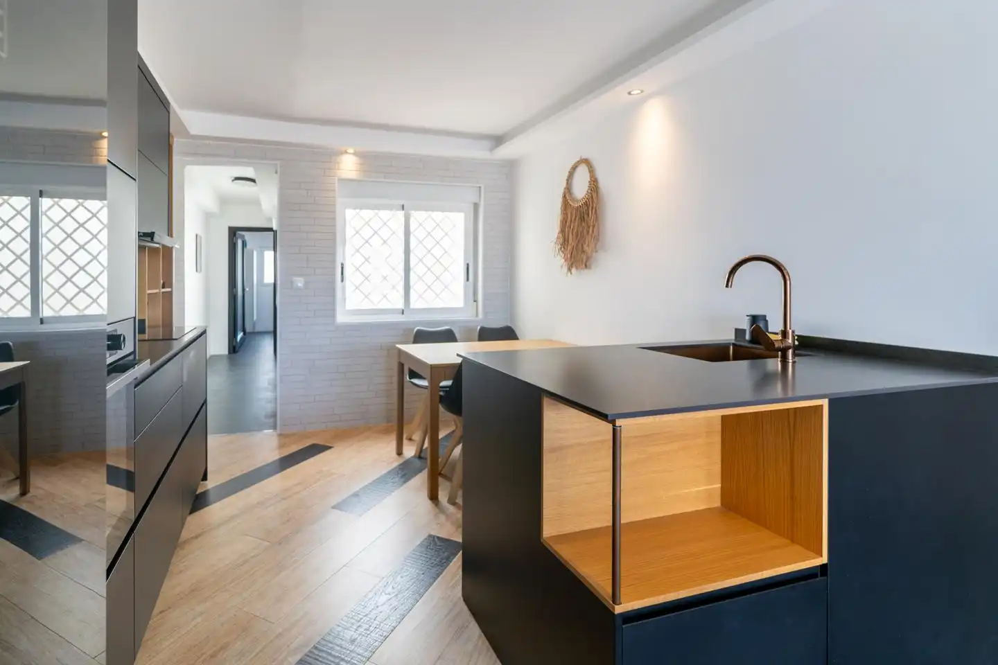Küche von Wohnung zum Verkauf in Santa Pola mit Klimaanlage und Terrasse