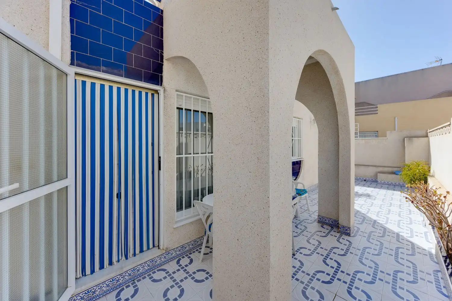 Vista exterior de Casa adosada en venda en Torrevieja amb Terrassa, Moblat i Piscina comunitària