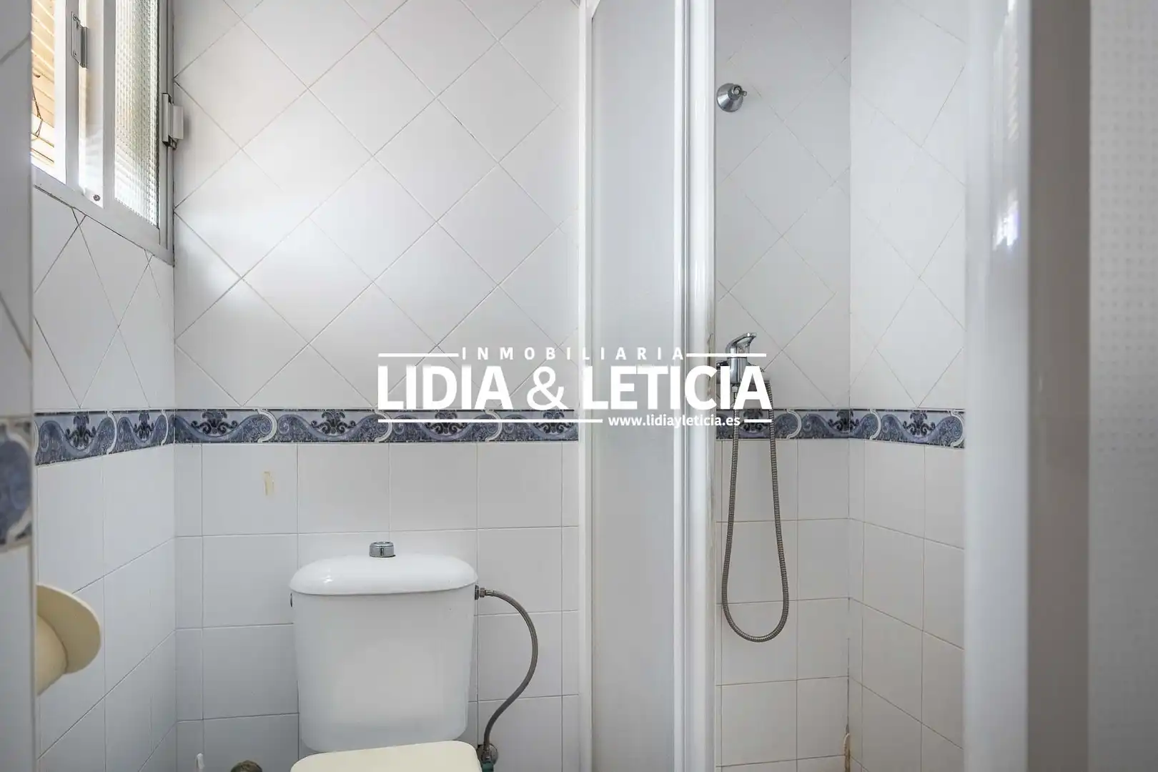 Bathroom of Flat for sale in Alcalá de Guadaira  with Air Conditioner, Terrace and Furnished