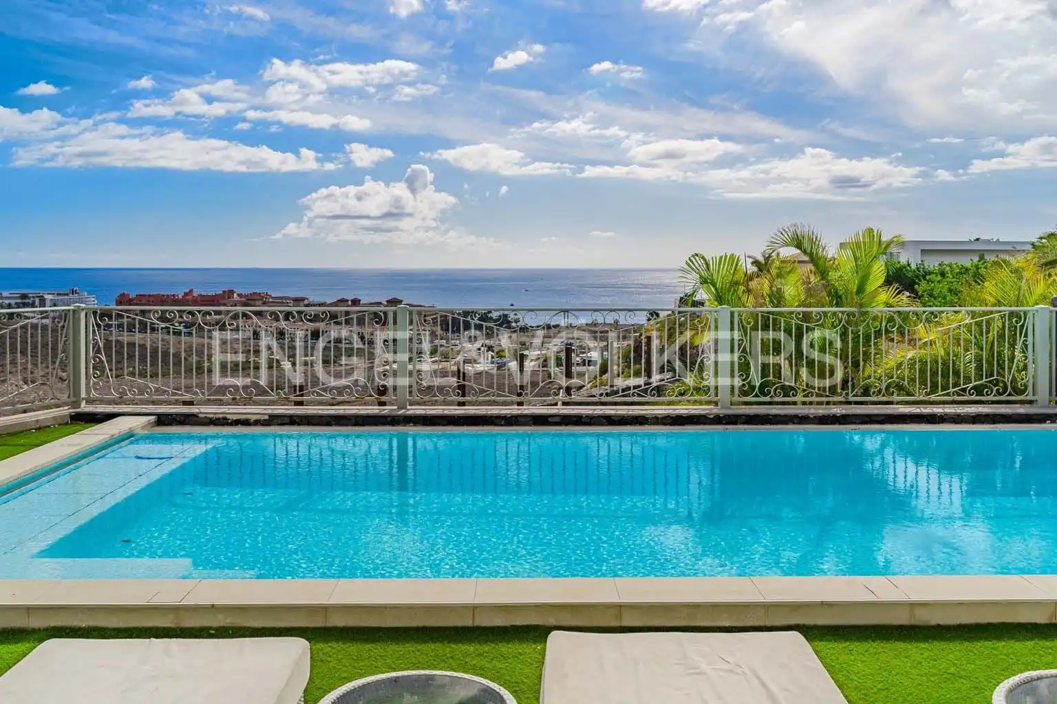 Vista exterior de Casa o xalet en venda en Adeje amb Aire condicionat, Terrassa i Piscina