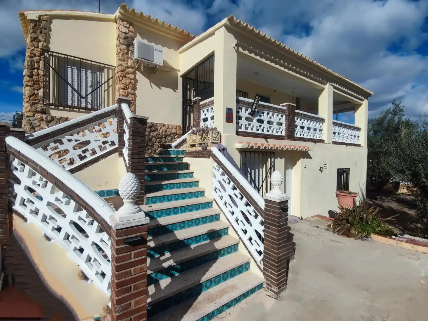 Außenansicht von Country house zum Verkauf in Montserrat mit Heizung, Terrasse und Schwimmbad
