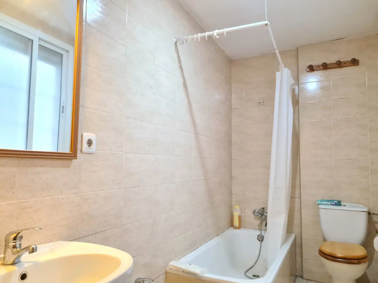 Bathroom of Flat for sale in Sevilla  with Air Conditioner and Storage room