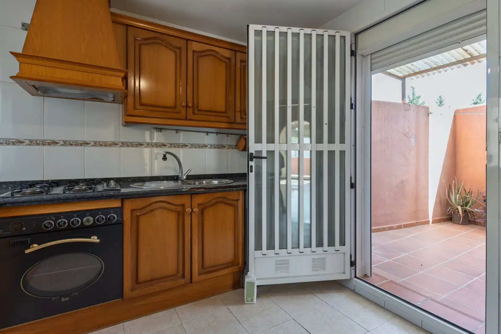 Küche von Einfamilien-Reihenhaus zum Verkauf in Ogíjares mit Klimaanlage, Heizung und Terrasse