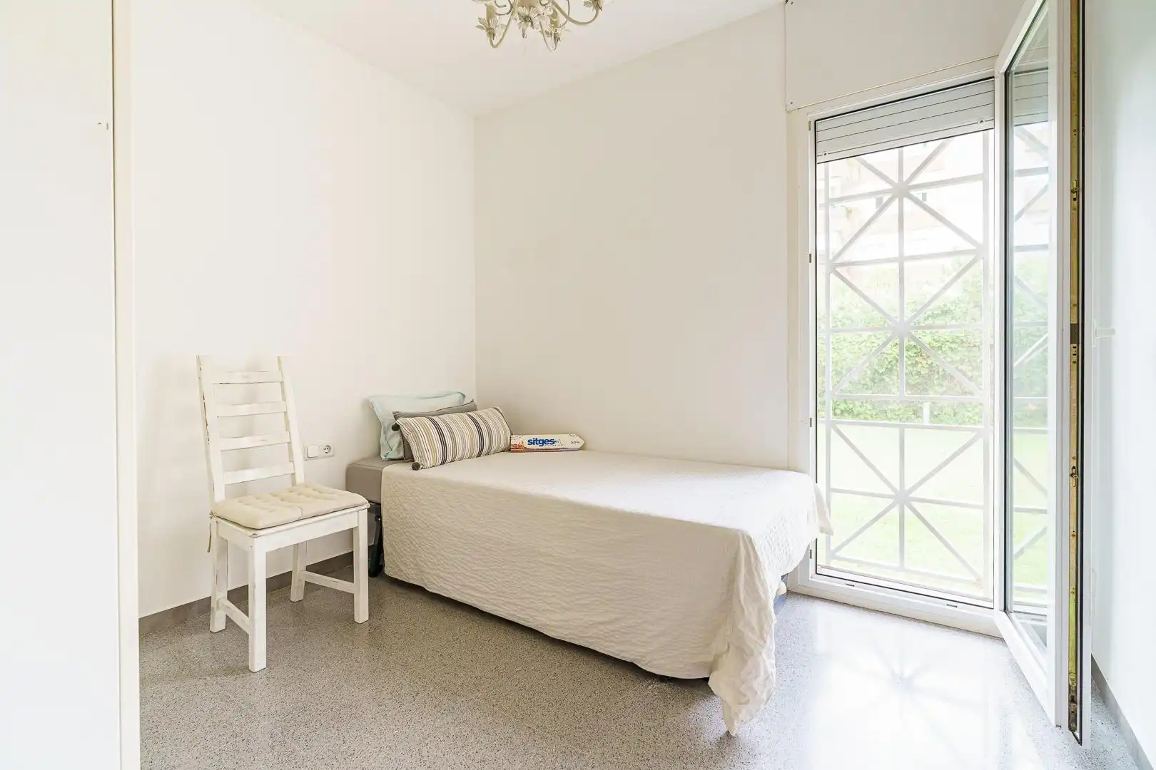 Schlafzimmer von Erdgeschoss zum Verkauf in Sitges mit Heizung, Privatgarten und Terrasse