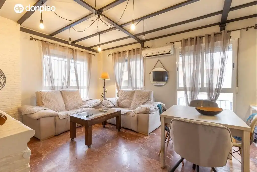 Sala d'estar de Casa adosada en venda en Granada amb Terrassa i Piscina comunitària