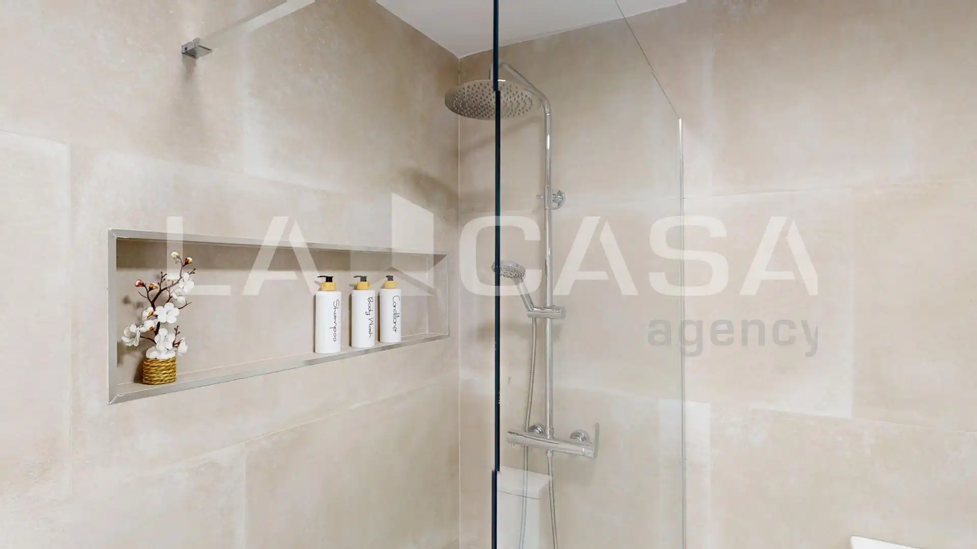 Badezimmer von Erdgeschoss zum Verkauf in Valencia mit Klimaanlage, Heizung und Möbliert
