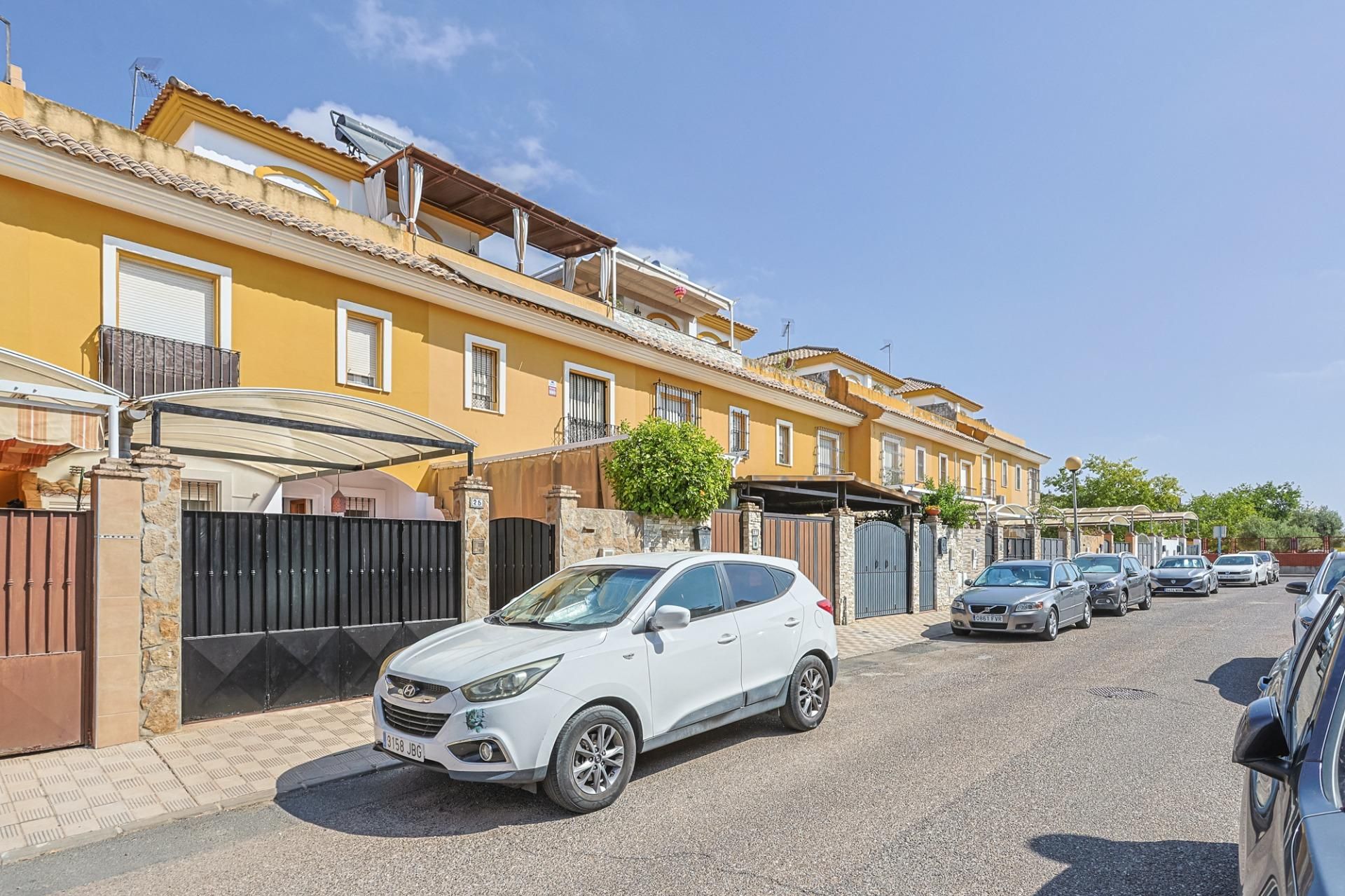 Exterior view of Single-family semi-detached for sale in Mairena del Aljarafe  with Air Conditioner and Private garden