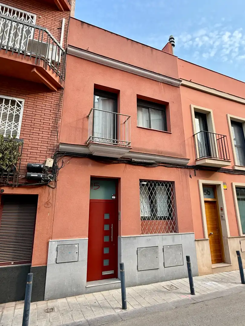 Vista exterior de Casa adosada en venda en Barcelona amb Aire condicionat, Calefacció i Jardí privat