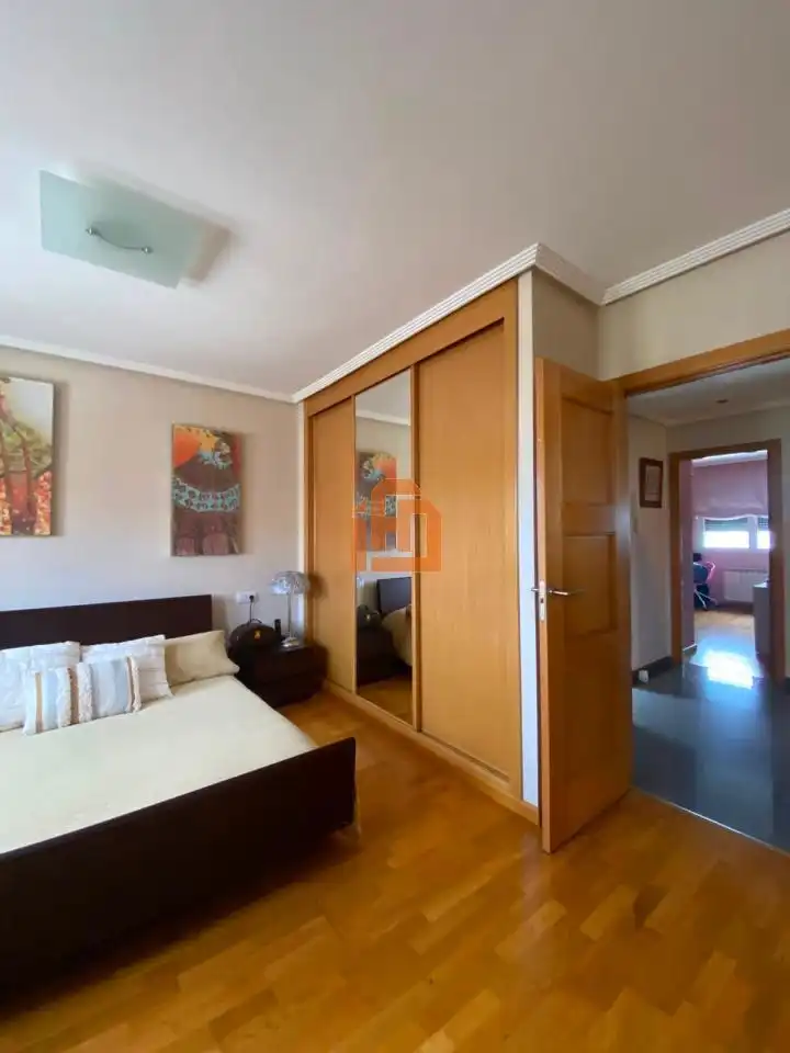 Habitación de Casa adosada en venta en San Andrés del Rabanedo con Calefacción, Jardín privado y Trastero