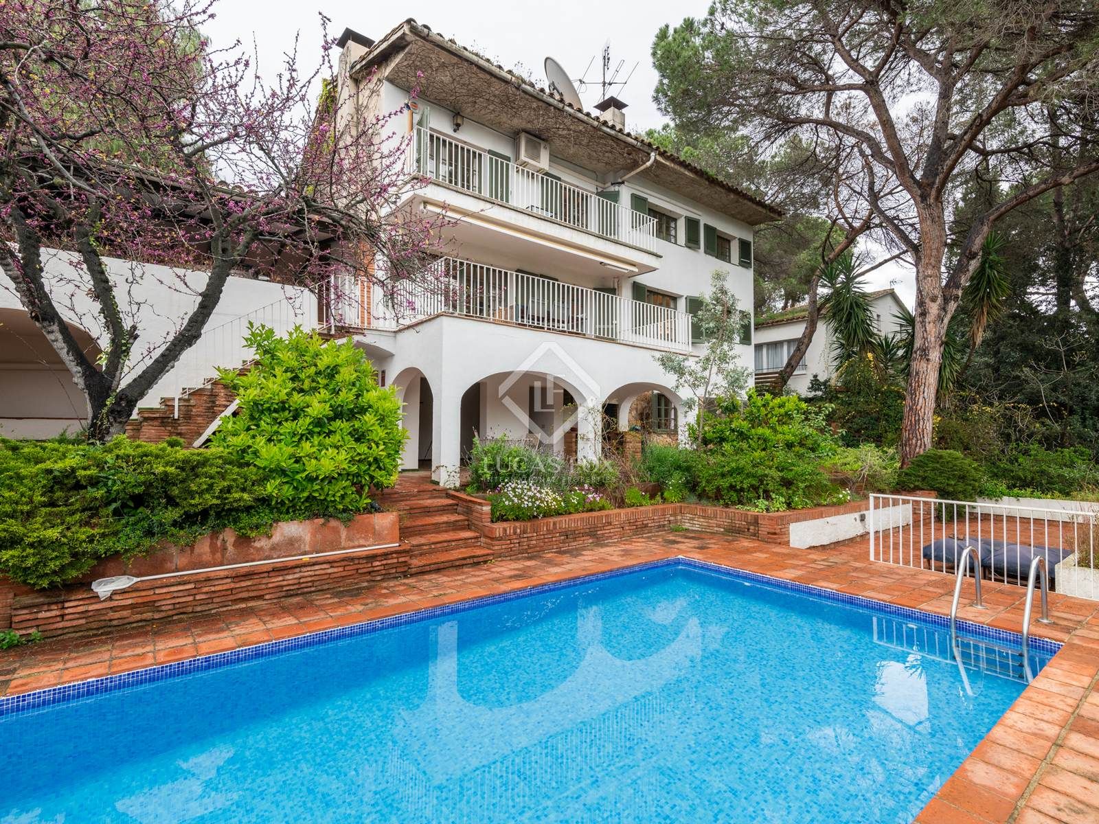 Vista exterior de Casa o xalet en venda en Sant Cugat del Vallès amb Aire condicionat, Calefacció i Jardí privat