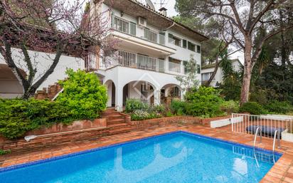 Vista exterior de Casa o xalet en venda en Sant Cugat del Vallès amb Aire condicionat, Calefacció i Jardí privat