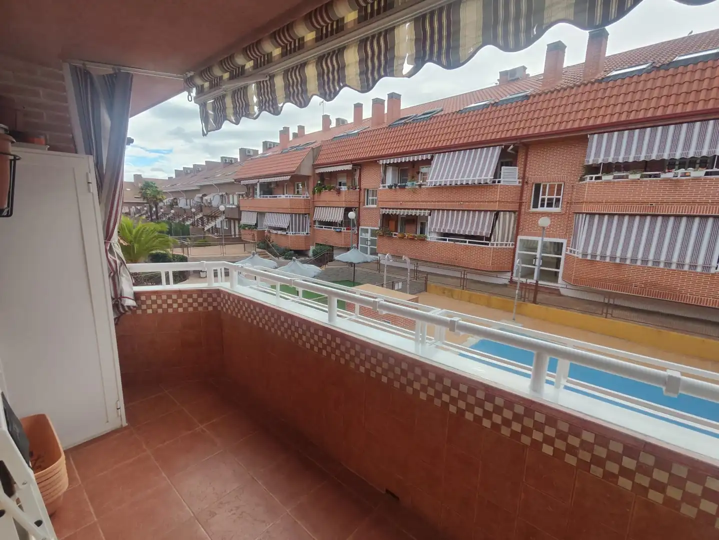 Vista exterior de Dúplex en venta en Sevilla la Nueva con Aire acondicionado, Calefacción y Terraza