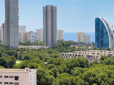 Piso con piscina en venta en Avenida Presidente Adolfo Suárez 18