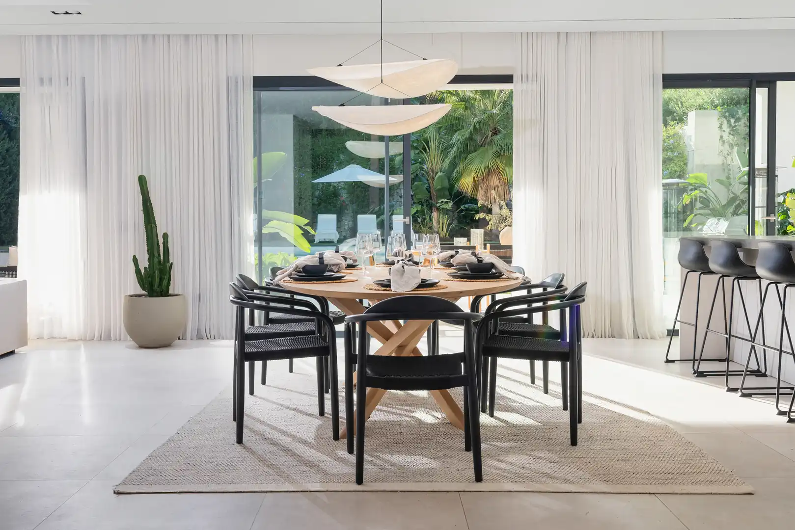 Menjador de Casa o xalet en venda en Marbella amb Aire condicionat, Jardí privat i Terrassa