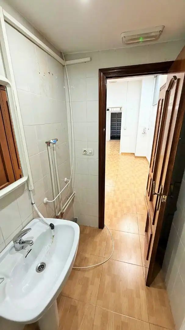 Baño de Local de alquiler en Valencia con Aire acondicionado