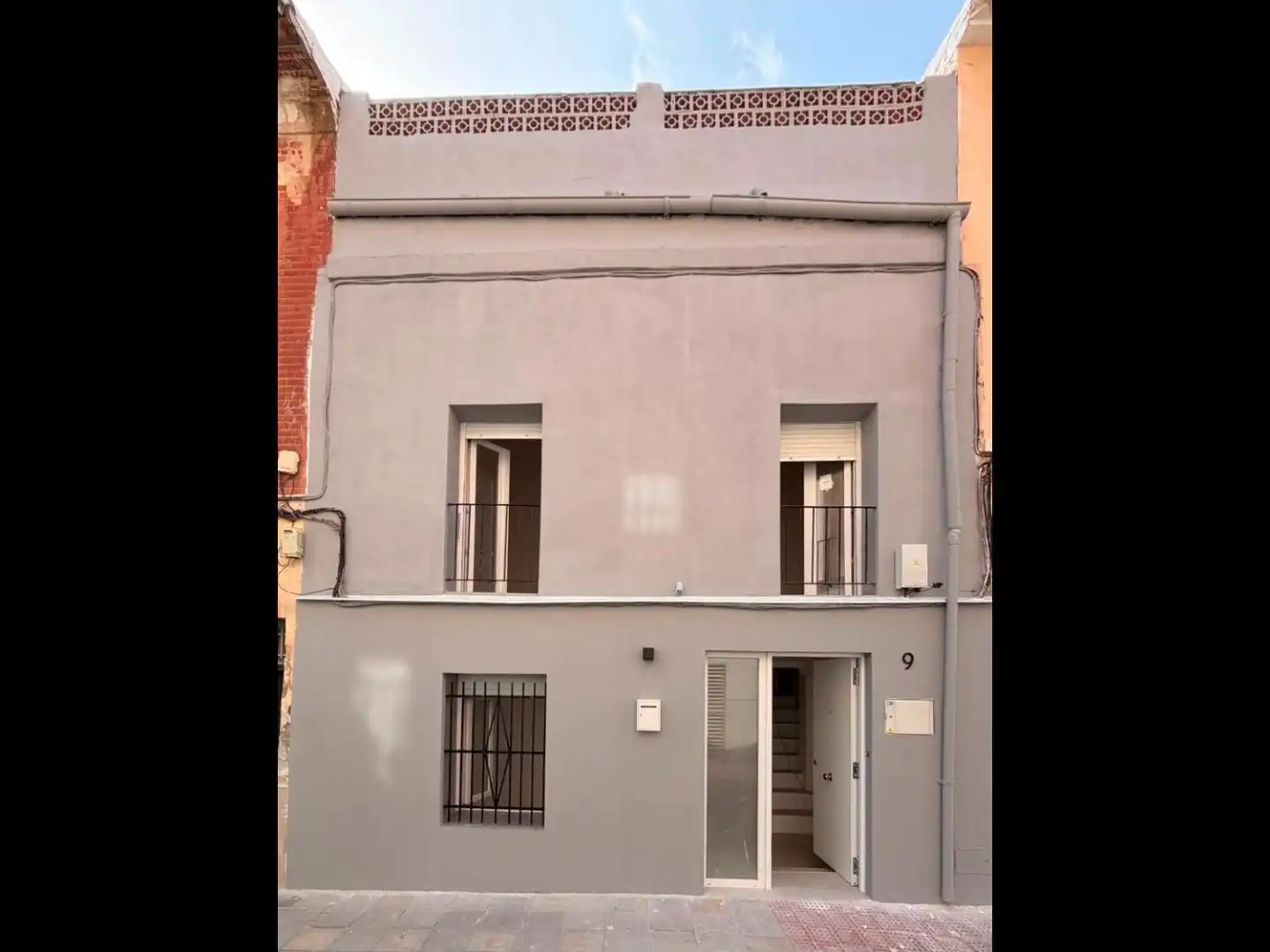 Vista exterior de Casa adosada en venda en Elda amb Terrassa i Balcó