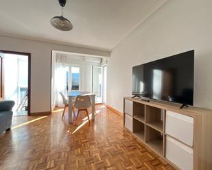 Living room of Flat to rent in Plasencia  with Air Conditioner, Heating and Parquet flooring