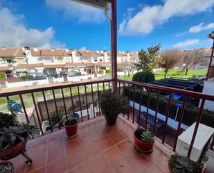 Vista exterior de Casa adosada en venda en Almodóvar del Campo amb Aire condicionat, Terrassa i Balcó