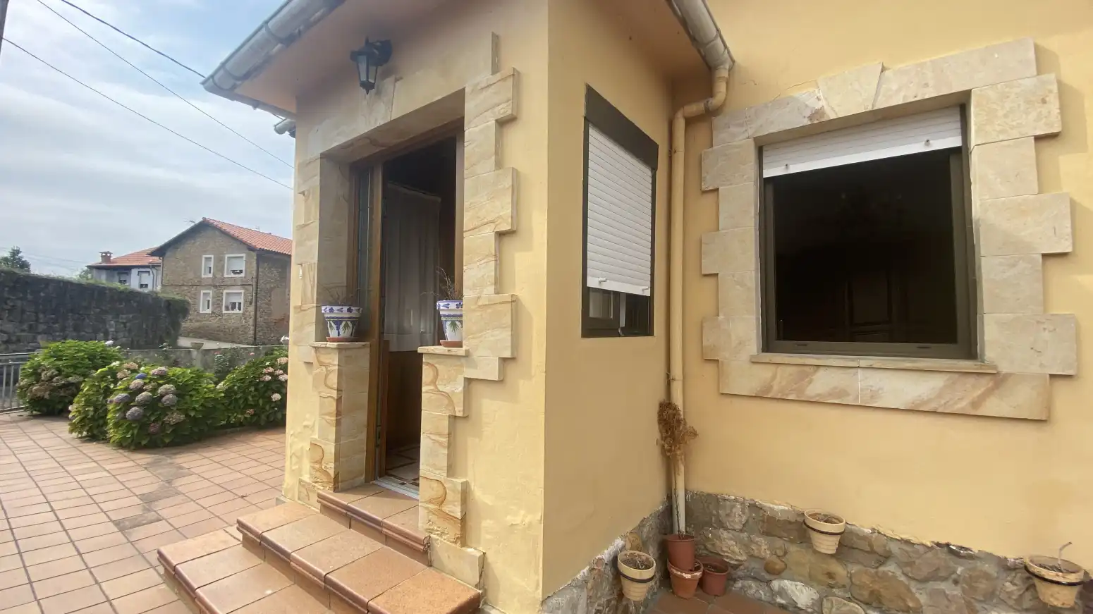 Außenansicht von Haus oder Chalet zum Verkauf in Polanco mit Heizung, Privatgarten und Parkett