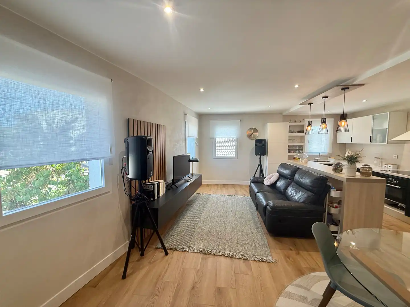 Wohnzimmer von Einfamilien-Reihenhaus zum Verkauf in Las Ventas de Retamosa mit Klimaanlage, Heizung und Terrasse