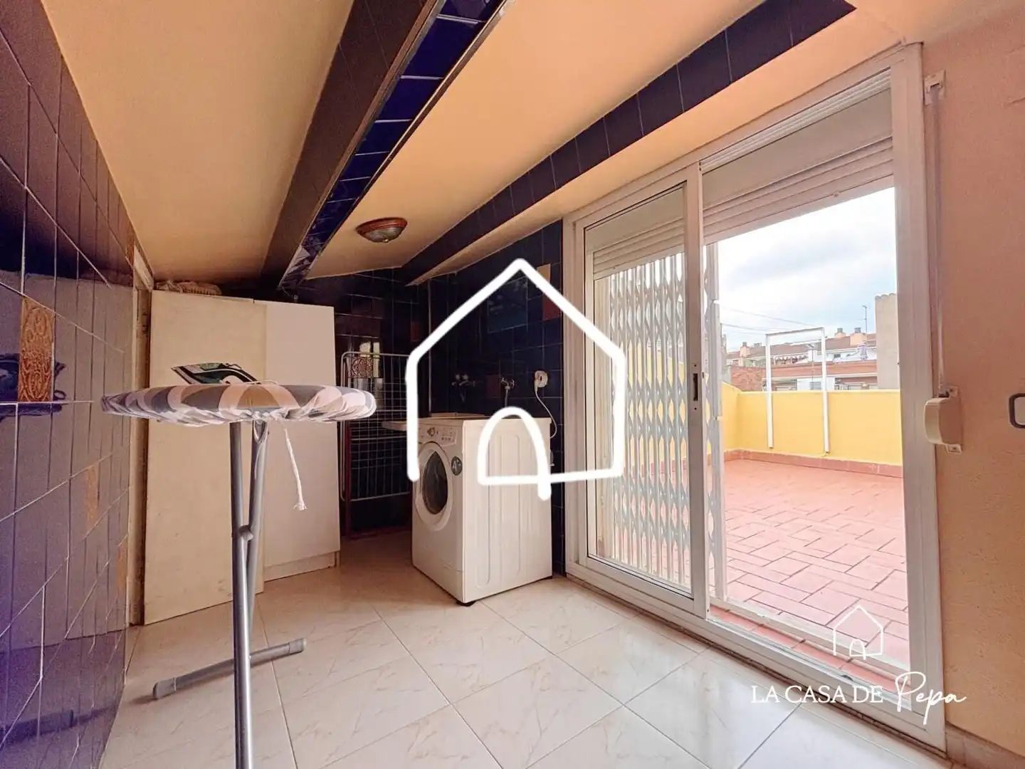 Vista exterior de Casa adosada en venta en Viladecans con Aire acondicionado, Calefacción y Jardín privado