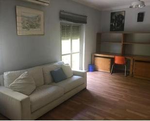 Sala d'estar de Pis de lloguer en  Sevilla Capital amb Aire condicionat i Balcó