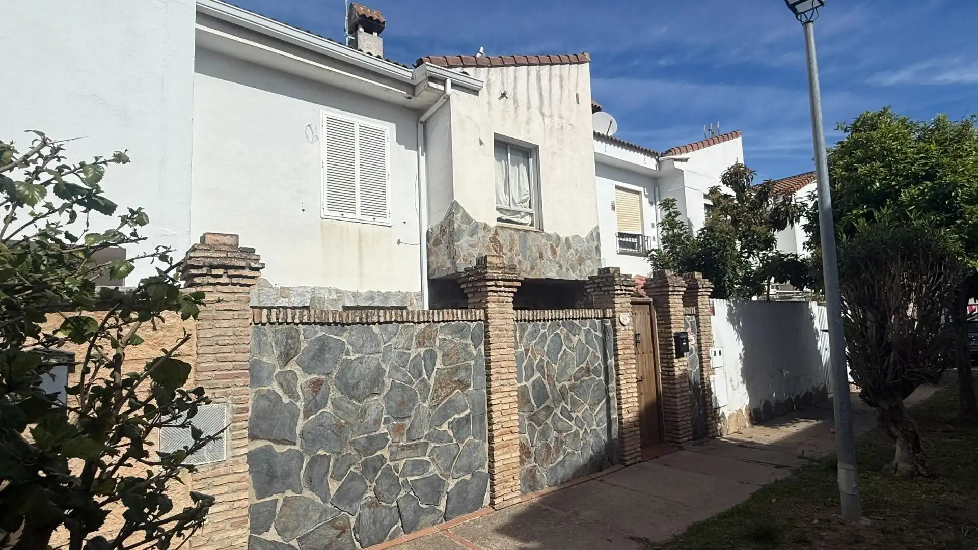Vista exterior de Casa adosada en venta en Chiclana de la Frontera con Aire acondicionado y Trastero