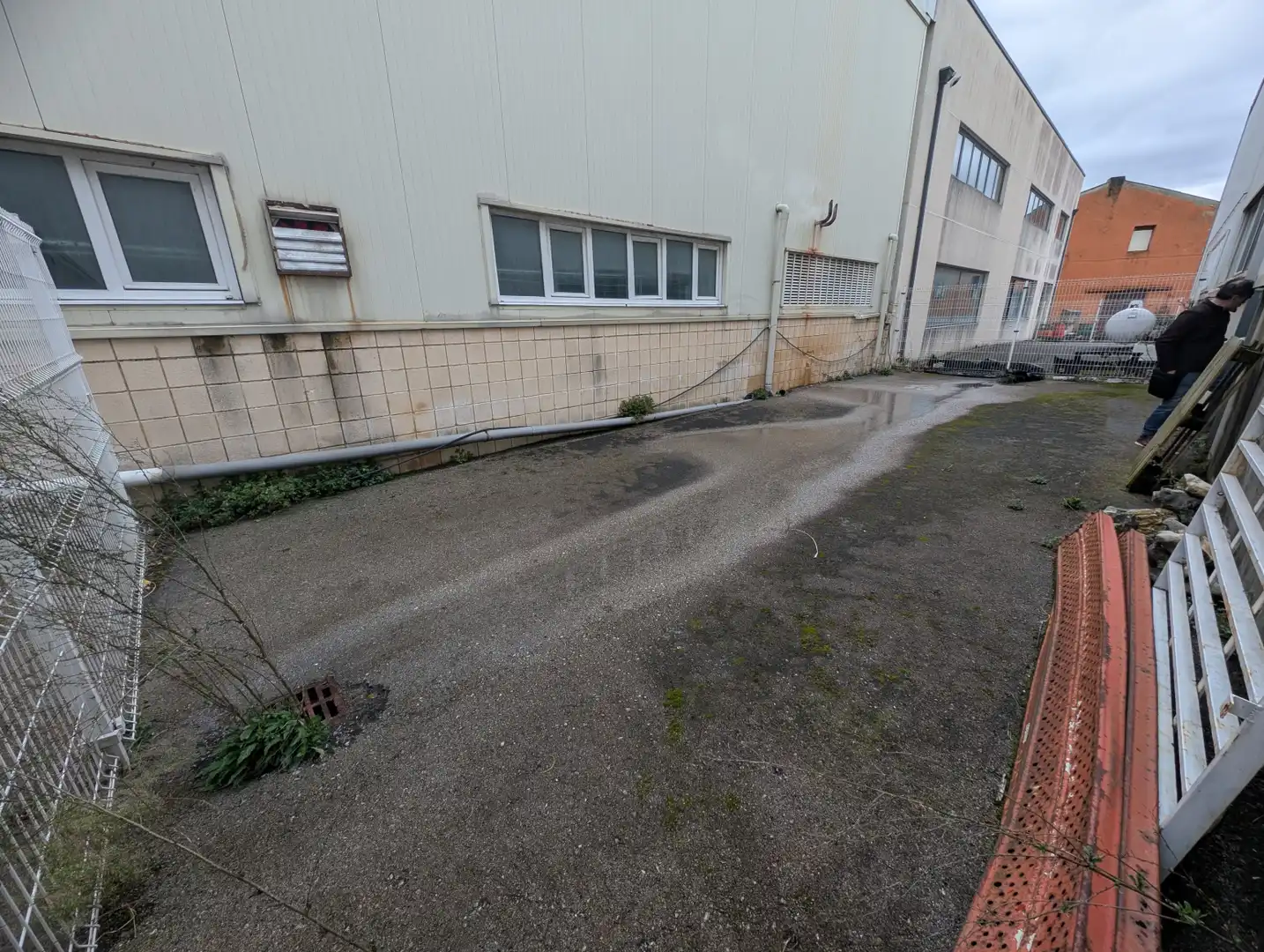 Parkplatz von Fabrikhallen zur Miete in Colindres