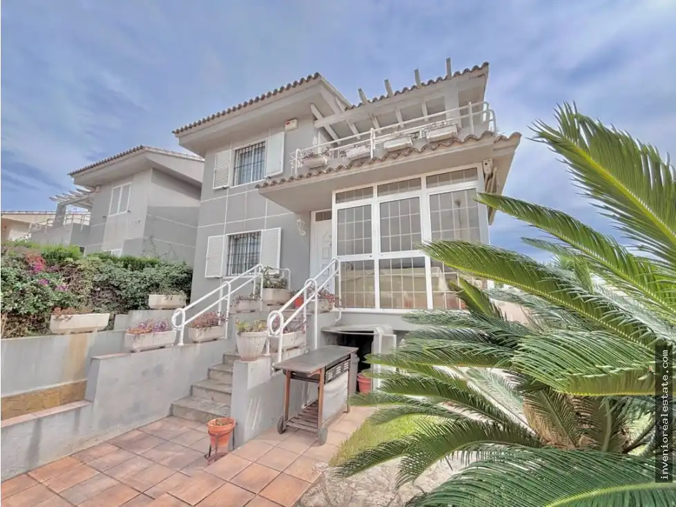 Vista exterior de Casa o xalet en venda en Benicasim / Benicàssim amb Terrassa i Piscina