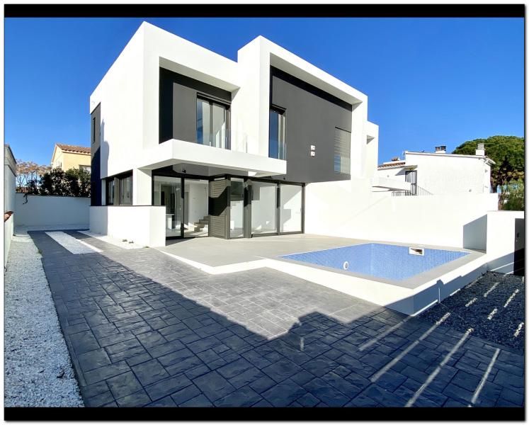 Exterior view of House or chalet for sale in Empuriabrava  with Air Conditioner, Heating and Private garden