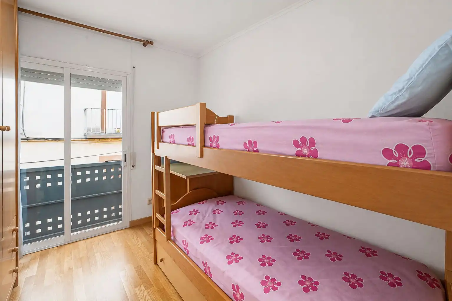 Habitación de Casa adosada en venta en Girona con Terraza y Alarma