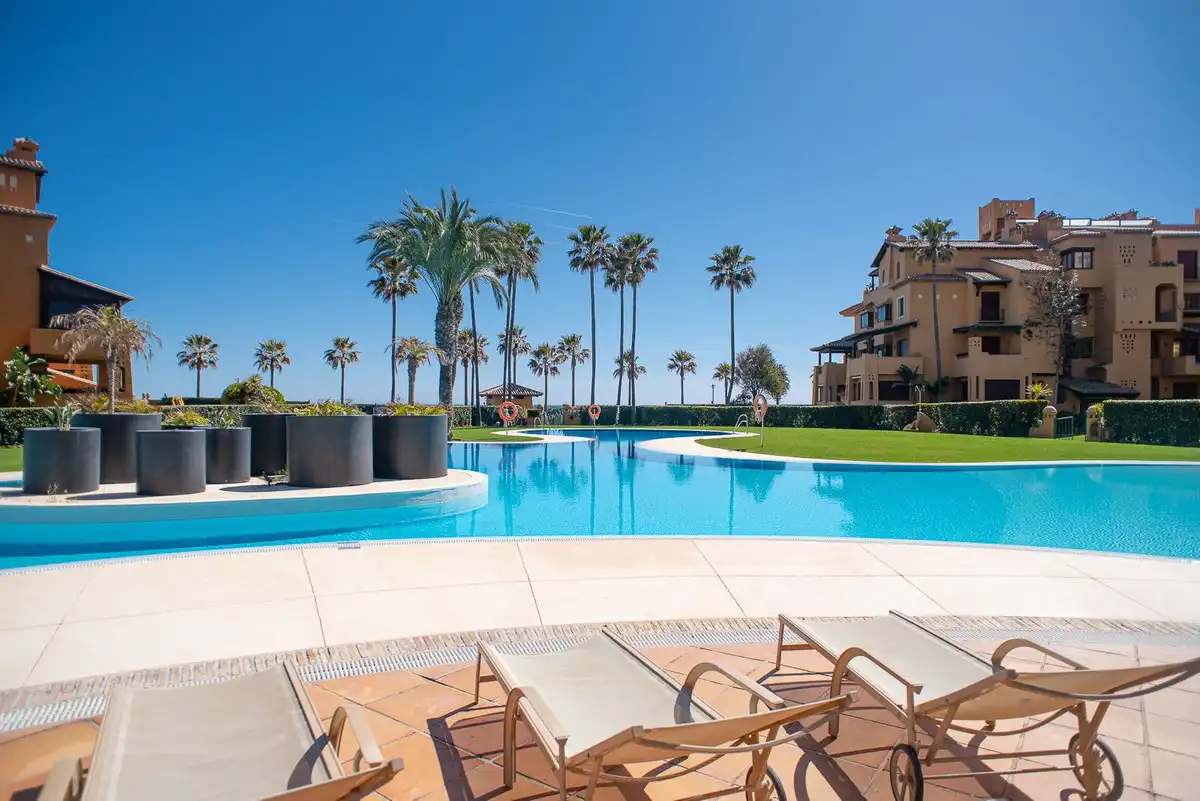 Piscina de Planta baja en venta en Estepona con Aire acondicionado, Terraza y Piscina