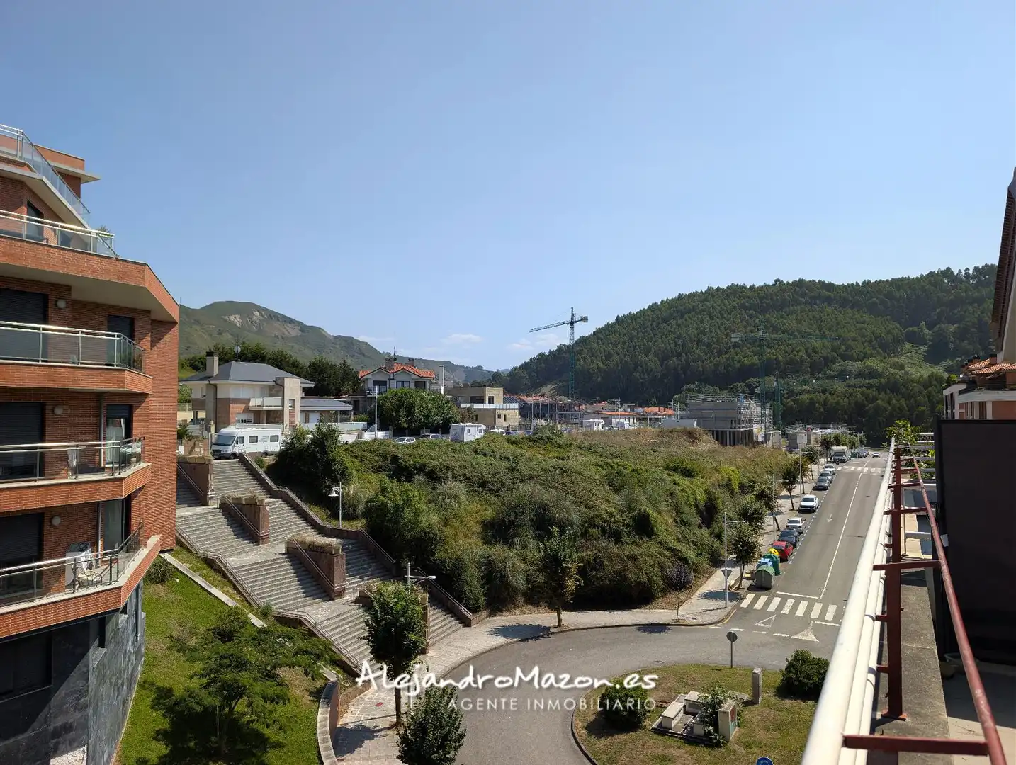 Vista exterior de Ático en venta en Castro-Urdiales con Calefacción, Parquet y Terraza