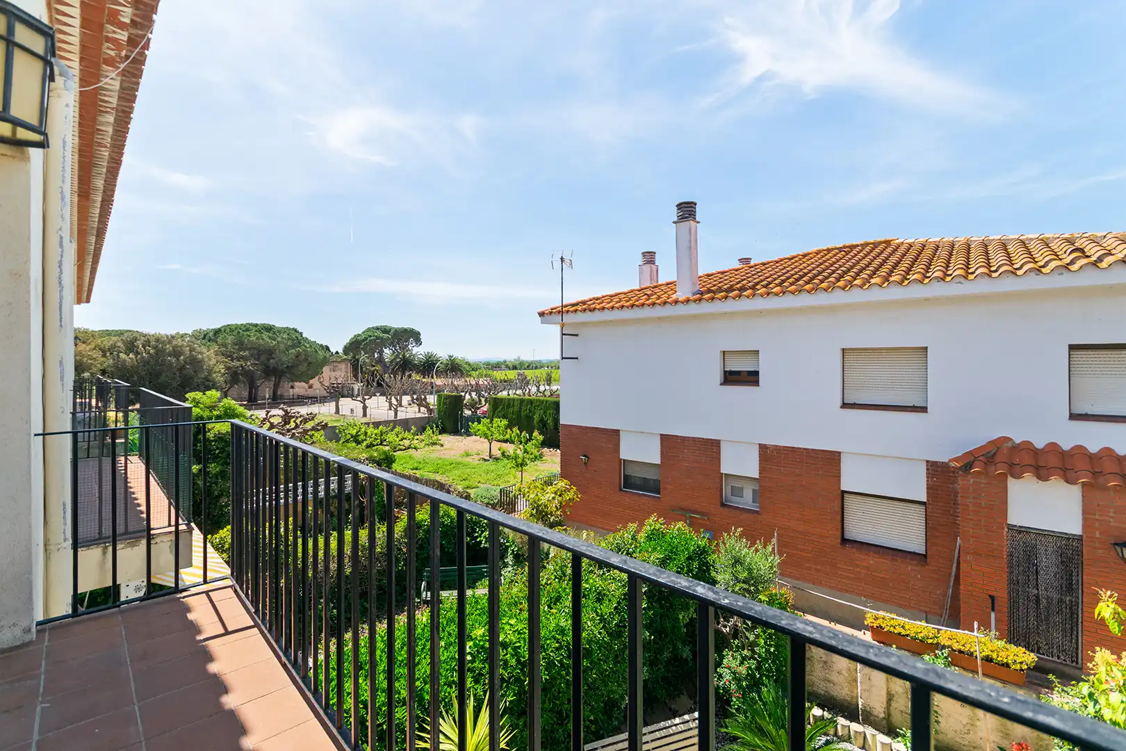Vista exterior de Casa adosada en venda en Peralada amb Calefacció, Jardí privat i Terrassa