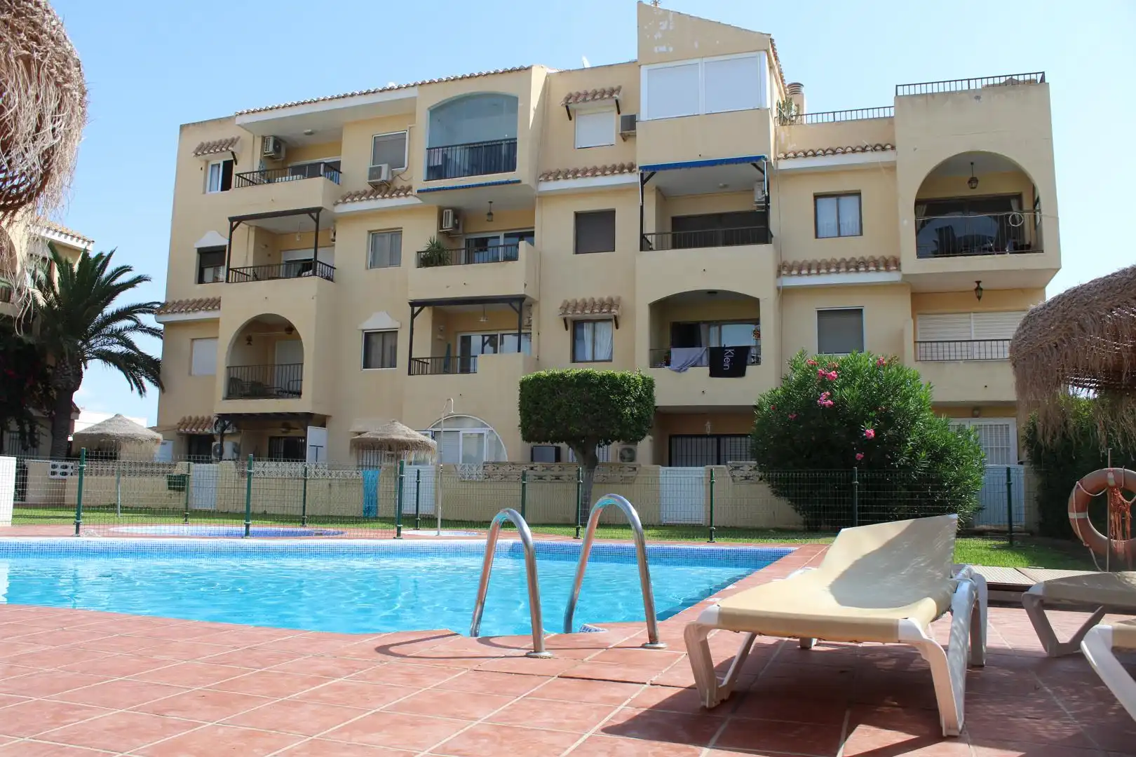Piscina de Apartamento en venta en Roquetas de Mar con Aire acondicionado, Jardín privado y Piscina