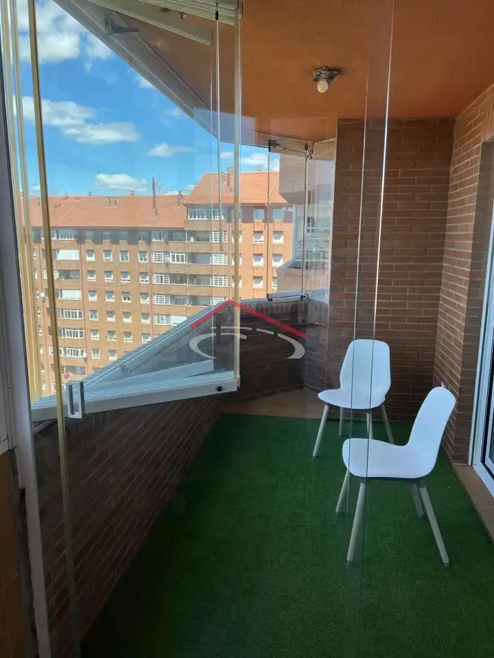 Terrassa de Àtic de lloguer en León Capital  amb Calefacció, Parquet i Terrassa