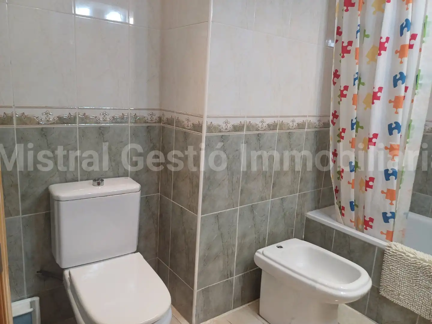 Badezimmer von Dachboden zum Verkauf in Calafell mit Klimaanlage, Terrasse und Möbliert