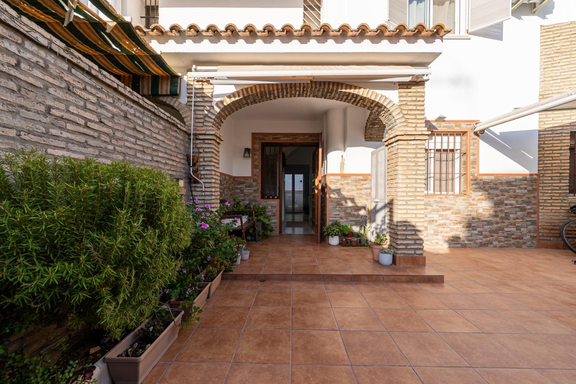 Casa adosada en venda en Dos Hermanas amb Aire condicionat, Jardí privat i Terrassa