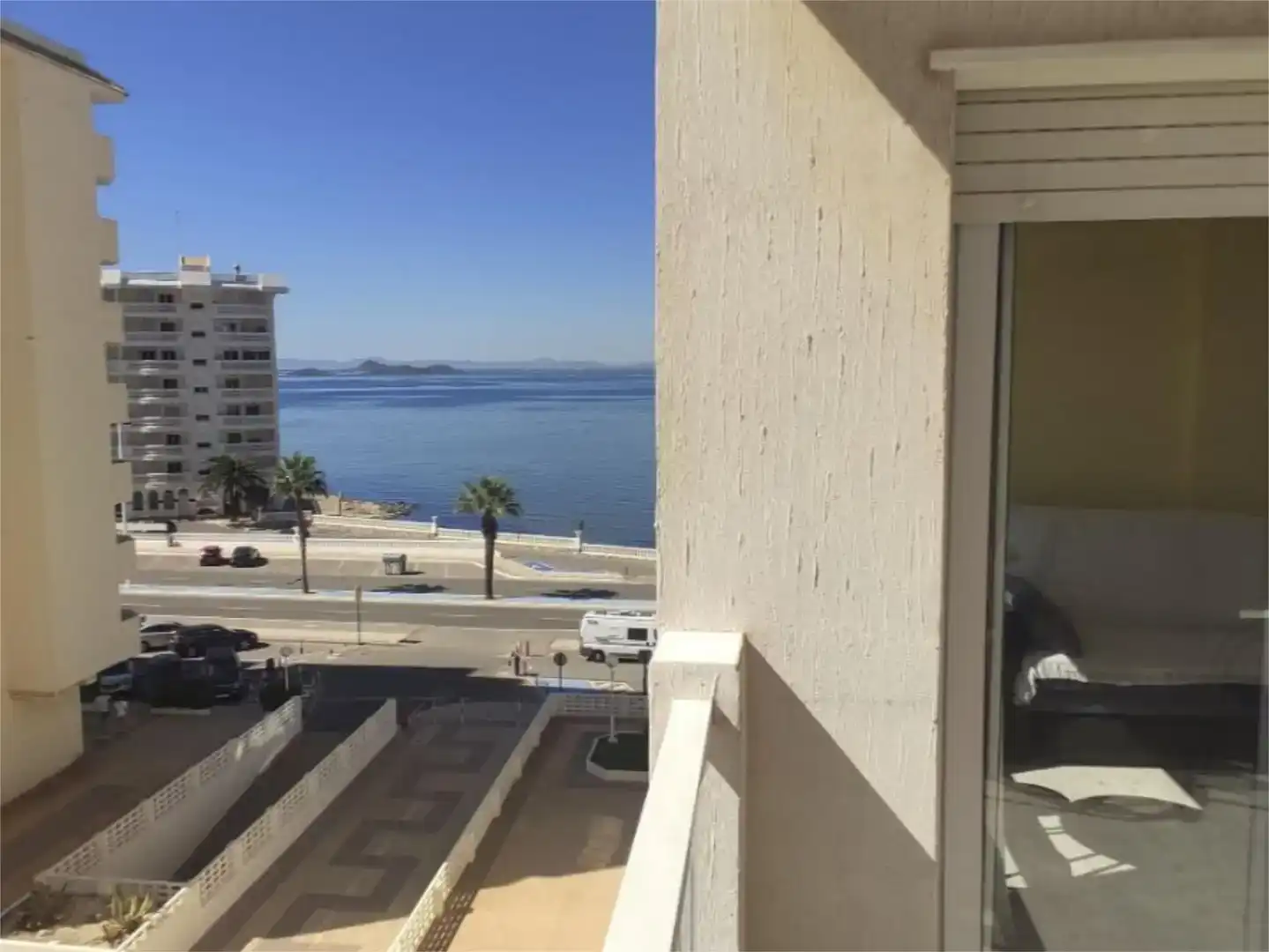 Terrassa de Pis de lloguer en La Manga del Mar Menor amb Aire condicionat, Piscina i Moblat